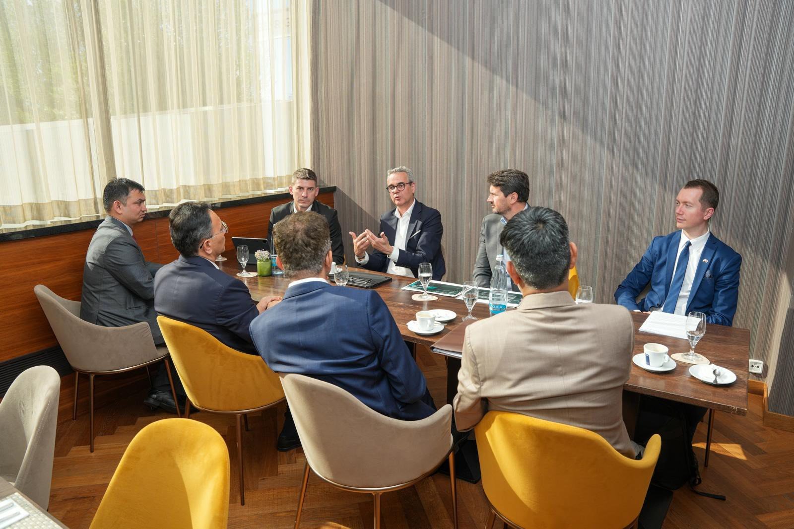 Minister of State for Commerce & Industry Jitin Prasada met with the senior leadership of Škoda Auto, led by Holger Peters, Board Member for Finance, IT & Legal, during his visit to the Czech Republic.